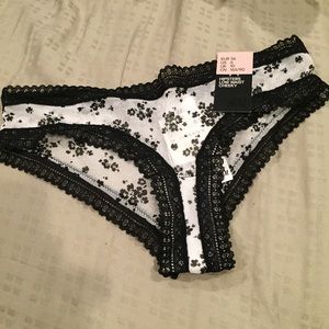 ✨2/$10✨ H&M black & white floral low rise cheeky